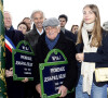 La famille était en tout cas réunie.
Le maire du 15ème arrondissement Philippe Goujon, Paul Belmondo, Alain Belmondo, Stella Belmondo - Inauguration de "La promenade Jean-Paul Belmondo" au terre-plein central du pont de Bir-Hakeim, ouvrage public communal situé sous le viaduc du métro aérien, à Paris (15e, 16e) le 12 avril 2023.  © Cyril Moreau/Bestimage 