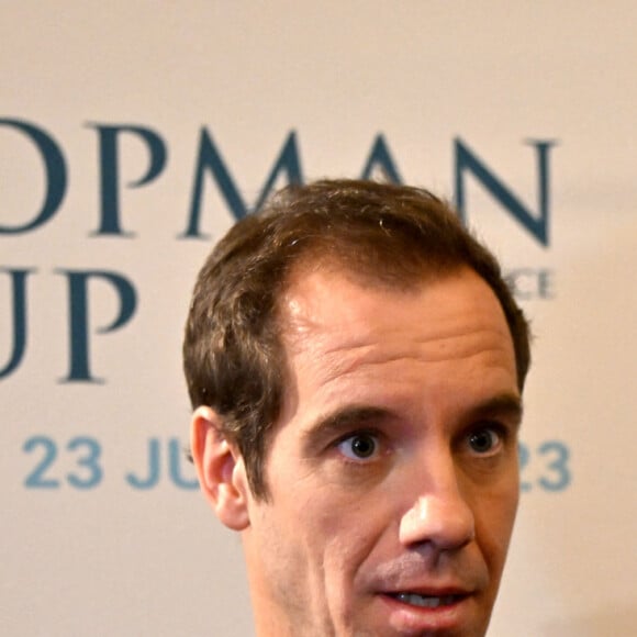 Richard Gasquet durant la présentation de la Hopman Cup, qui s’installe pour cinq ans à Nice. Cette compétition de tennis se déroulera du 19 au 23 juillet sur les courts du Nice Lawn Tennis Club. Une première en Europe pour la Hopman Cup qui s’était toujours déroulée en Australie depuis sa création en 1989. Seule compétition de haut niveau proposant des rencontres mixtes, elle n’a pas eu lieu depuis 2019. Sur cinq jours, elle mettra aux prises six équipes, réparties en deux poules. La programmation est la suivante : simple dames, puis simple hommes, et enfin le double mixte pour finir la soirée. La grande finale est prévue le dimanche, alors que 20 000 spectateurs sont attendus sur toute la durée du tournoi. Parmi les participants, on peut déjà compter sur R.Gasquet et A.Cornet, pour l'équipe de France, mais aussi sur le champion C.Alcaraz, de l'équipe espagnole. © Bruno Bebert / Bestimage