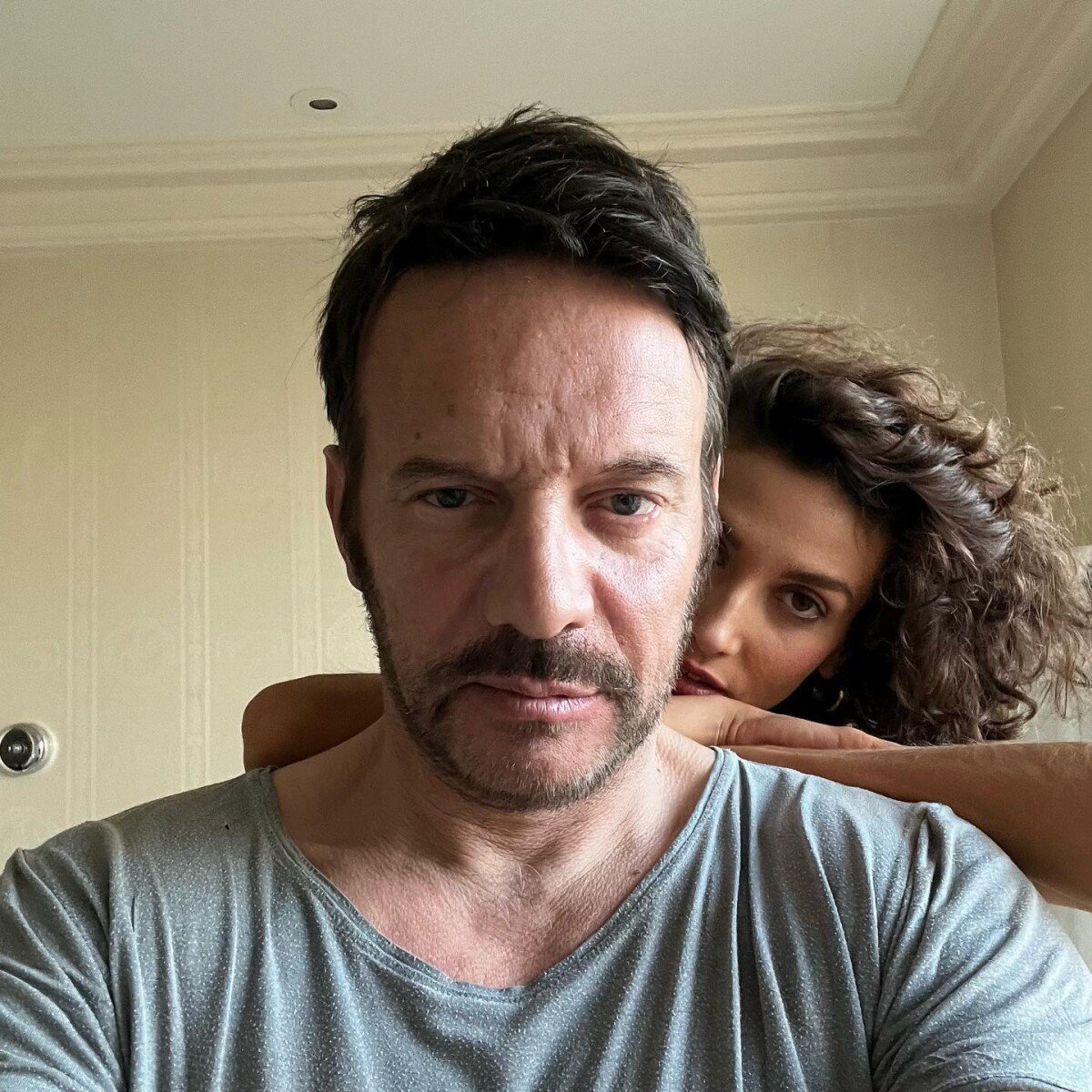 Samuel Le Bihan : Sa très jeune compagne Stefania, entièrement nue et bien  entourée au bord de la piscine - Purepeople