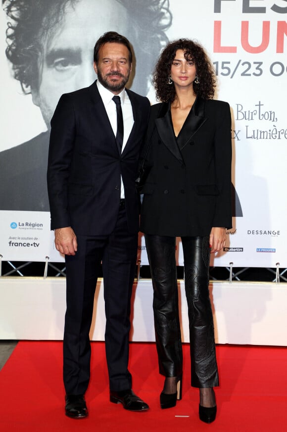 Samuel Le Bihan et sa compagne Stefania Cristian - Photocall lors de la cérémonie d'ouverture de la 14e édition du Festival Lumière 2022 à la Halle Tony Garnier à Lyon le 15 octobre 2022. © Domnique Jacovides / Bestimage