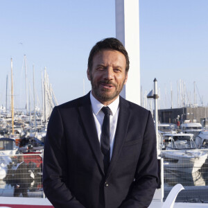 Tout autour d'elle, trois chiens profitent du soleil en même temps que de la piscine.
Samuel Le Bihan invité de Daphné Bürki pour Culture Box pendant le Festival de Cannes. Le 19 mai 2022. © Jack Tribeca / Bestimage