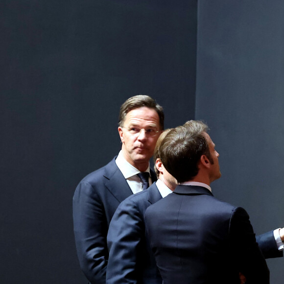 Mark Rutte, premier ministre des Pays-Bas, Le président Emmanuel Macron et Taco Dibbits directeur du musée Rijksmuseum - Le président Emmanuel Macron et sa femme visitent l'exposition dédiée aux oeuvres de Johannes Vermeer à Amsterdam le 12 avril 2023. © Dominique Jacovides / Bestimage 