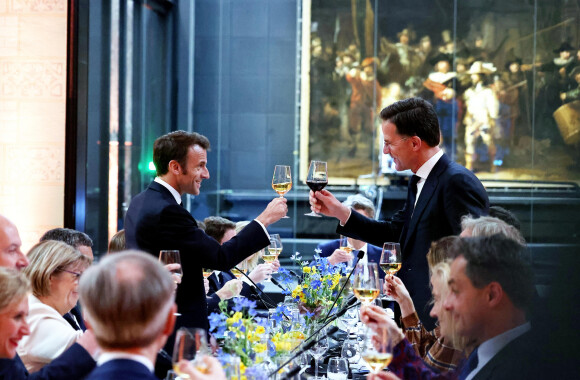 Le président Emmanuel Macron trinque avec Mark Rutte premier ministre des Pays-Bas lors d'un dîner de travail à l'occasion des consultations intergouvernementales au musée Rijksmuseum à Amsterdam le 12 avril 2023. © Dominique Jacovides / Bestimage 