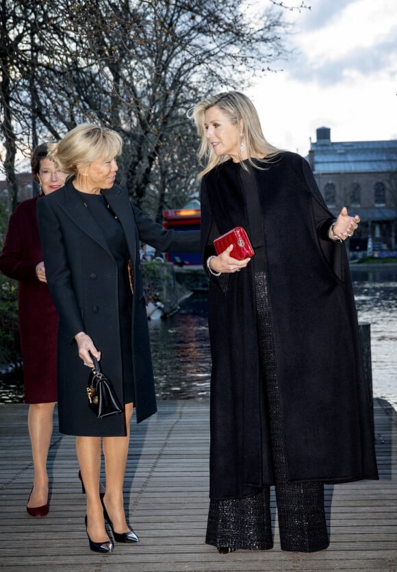 La reine Maxima des Pays-Bas et Brigitte Macron dînent en bateau à Amsterdam le 12 avril 2023. 