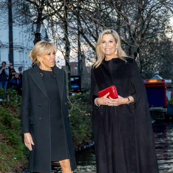 La reine Maxima des Pays-Bas et Brigitte Macron dînent en bateau à Amsterdam le 12 avril 2023. 