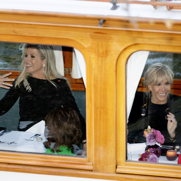 La reine Maxima des Pays-Bas et Brigitte Macron dînent en bateau à Amsterdam le 12 avril 2023. 