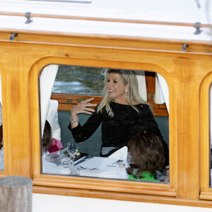 Et elle a même fini sur un dîner en bateau !
La reine Maxima des Pays-Bas et Brigitte Macron dînent en bateau à Amsterdam le 12 avril 2023. 
