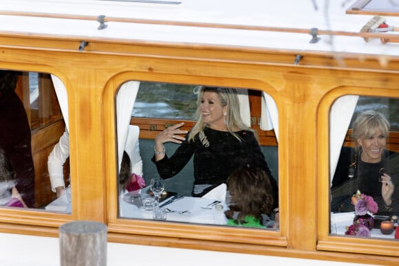 Et elle a même fini sur un dîner en bateau !
La reine Maxima des Pays-Bas et Brigitte Macron dînent en bateau à Amsterdam le 12 avril 2023. 