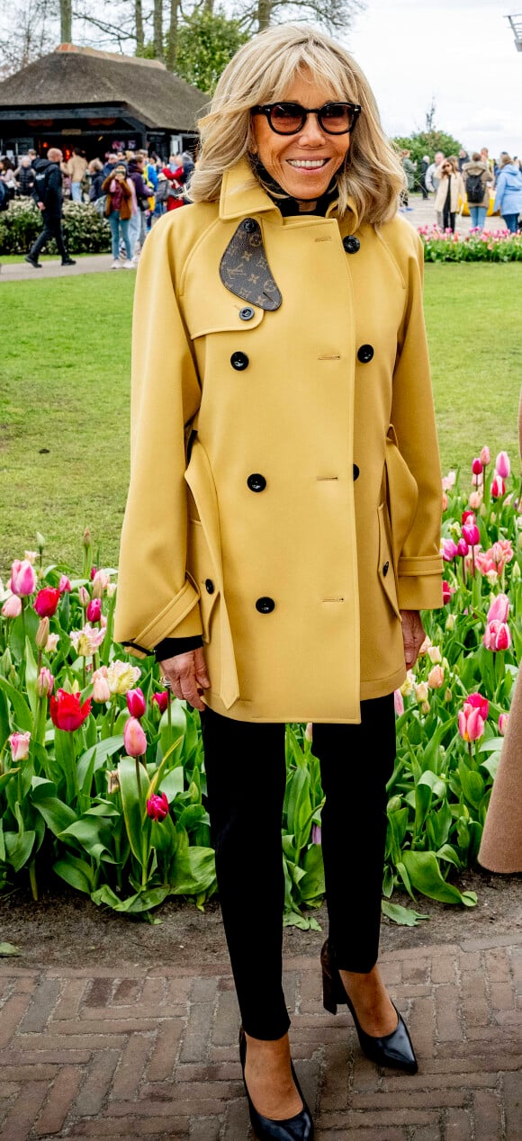 Brigitte Macron a accompagné son mari aux Pays-Bas pendant deux jours.
La Première Dame française Brigitte Macron et la reine des Pays-Bas visitent le Jardin botanique Keukenhof dans le cadre de la visite d'État du couple présidentiel français aux Pays-Bas, jour 2 à Lisse, Pays-Bas. 