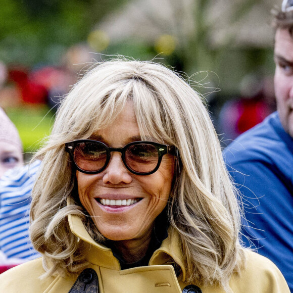 La Première Dame française Brigitte Macron et la reine des Pays-Bas visitent le Jardin botanique Keukenhof dans le cadre de la visite d'État du couple présidentiel français aux Pays-Bas, jour 2 à Lisse, Pays-Bas, le 12 avril 2023. 