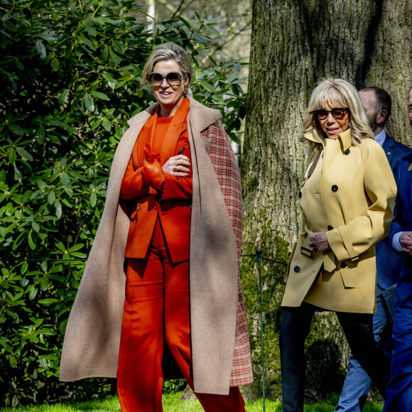 Ensuite, elle a visité un jardin botanique à Lisse.
La Première Dame française Brigitte Macron et la reine Maxima des Pays-Bas visitent le Jardin botanique Keukenhof dans le cadre de la visite d'État du couple présidentiel français aux Pays-Bas, jour 2 à Lisse, Pays-Bas, le 12 avril 2023. 