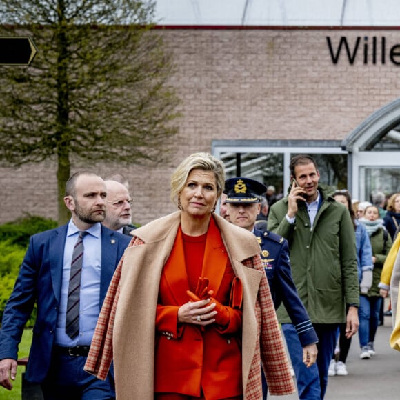 La Première Dame française Brigitte Macron et la reine Maxima des Pays-Bas visitent le Jardin botanique Keukenhof dans le cadre de la visite d'État du couple présidentiel français aux Pays-Bas, jour 2 à Lisse, Pays-Bas, le 12 avril 2023. 