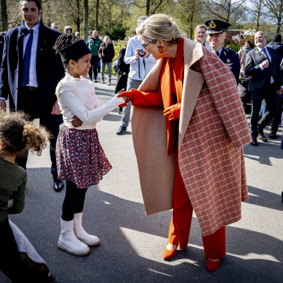 La Première Dame française et la reine Maxima des Pays-Bas visitent le Jardin botanique Keukenhof dans le cadre de la visite d'État du couple présidentiel français aux Pays-Bas, jour 2 à Lisse, Pays-Bas, le 12 avril 2023. 