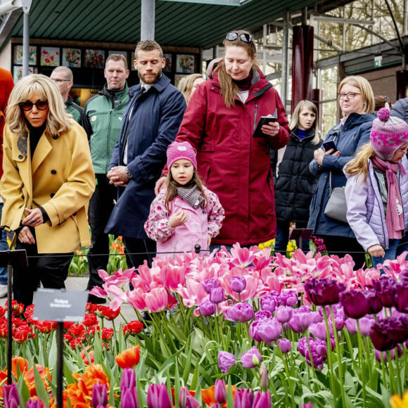 La Première Dame française Brigitte Macron et la reine Maxima des Pays-Bas visitent le Jardin botanique Keukenhof dans le cadre de la visite d'État du couple présidentiel français aux Pays-Bas, jour 2 à Lisse, Pays-Bas, le 12 avril 2023. 