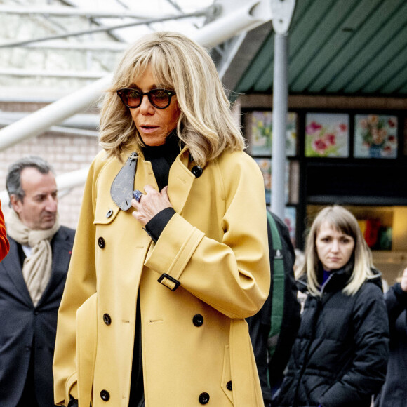 La Première Dame française Brigitte Macron et la reine des Pays-Bas visitent le Jardin botanique Keukenhof dans le cadre de la visite d'État du couple présidentiel français aux Pays-Bas, jour 2 à Lisse, Pays-Bas, le 12 avril 2023. 