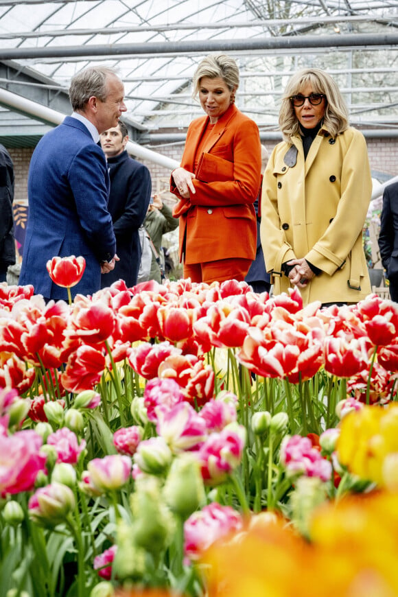 La Première Dame française Brigitte Macron et la reine Maxima des Pays-Bas visitent le Jardin botanique Keukenhof dans le cadre de la visite d'État du couple présidentiel français aux Pays-Bas, jour 2 à Lisse, Pays-Bas, le 12 avril 2023. 