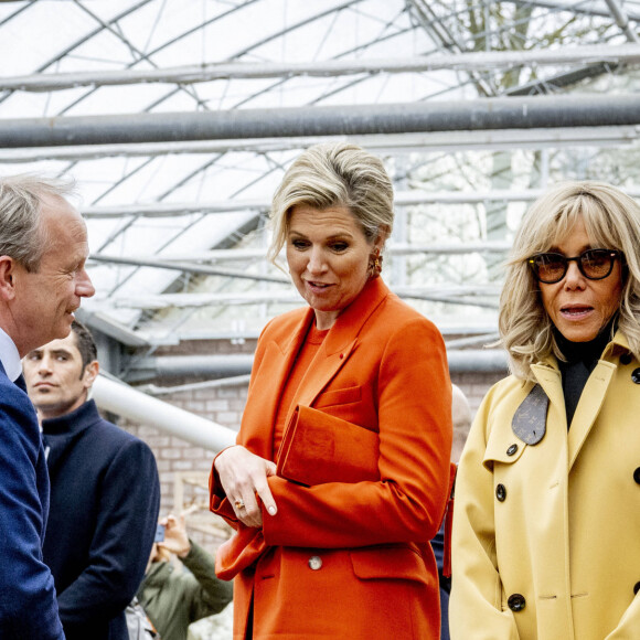 La Première Dame française Brigitte Macron et la reine Maxima des Pays-Bas visitent le Jardin botanique Keukenhof dans le cadre de la visite d'État du couple présidentiel français aux Pays-Bas, jour 2 à Lisse, Pays-Bas, le 12 avril 2023. 