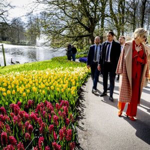 Au milieu des fleurs, elle était particulièrement élégante.
La Première Dame française Brigitte Macron et la reine Maxima des Pays-Bas visitent le Jardin botanique Keukenhof dans le cadre de la visite d'État du couple présidentiel français aux Pays-Bas, jour 2 à Lisse, Pays-Bas, le 12 avril 2023. 