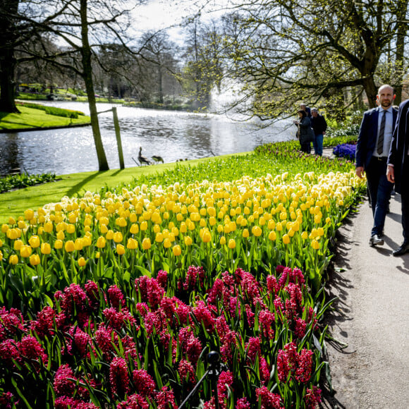 Au milieu des fleurs, elle était particulièrement élégante.
La Première Dame française Brigitte Macron et la reine Maxima des Pays-Bas visitent le Jardin botanique Keukenhof dans le cadre de la visite d'État du couple présidentiel français aux Pays-Bas, jour 2 à Lisse, Pays-Bas, le 12 avril 2023. 