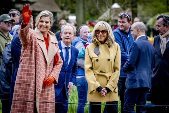 La Première Dame française Brigitte Macron et la reine Maxima des Pays-Bas visitent le Jardin botanique Keukenhof dans le cadre de la visite d'État du couple présidentiel français aux Pays-Bas, jour 2 à Lisse, Pays-Bas, le 12 avril 2023. 