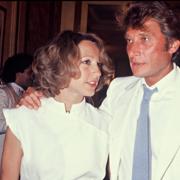Et c'est à Puteaux que Johnny et elle vivaient dans une "immense maison" que Nathalie Baye a absolument voulu quitter pour une raison plutôt dérangeante.
Nathalie Baye et Johnny Hallyday au mariage d'Eddie Barclay chez Castel