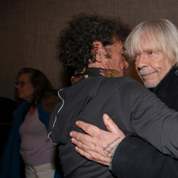 Exclusif - Robert Charlebois accueille Renaud dans sa loge après le show - Concert de Robert Charlebois, "Robert en CharleboisScope" au Grand Rex à Paris, le 2 avril 2023. © Bertrand Rindoff / Bestimage