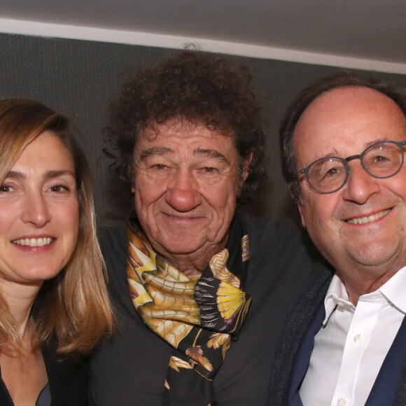 Il a notamment croisé François Hollande, Julie Gayet ou encore Renaud Séchan.
Exclusif - Robert Charlebois entre Julie Gayet et François Hollande - Concert de Robert Charlebois, "Robert en CharleboisScope" au Grand Rex à Paris, le 2 avril 2023. © Bertrand Rindoff / Bestimage