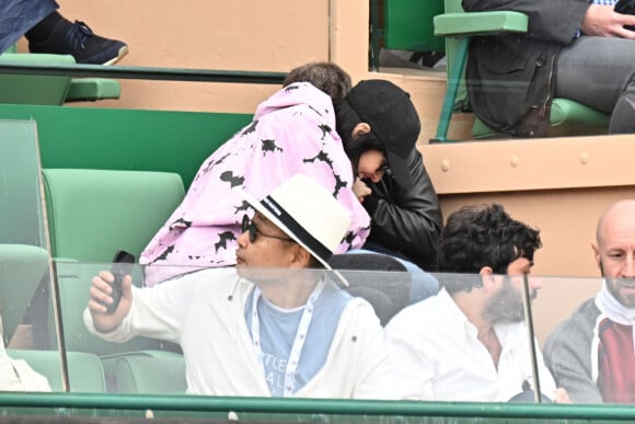 qui ont été photographiés à se câliner et à rire
Daniel Riolo et sa compagne Géraldine Maillet - Célébrités en tribune lors du tournoi Rolex Monte Carlo Masters 2023 à Roquebrune-Cap-Martin le 15 avril 2023. © Bruno Bebert/Bestimage 