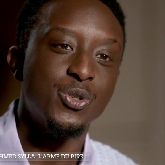 "C'est le plus beau cadeau. Et il me dit 'je suis fier de toi mon fils'", confie Ahmed Sylla, qui ne peut finir sa phrase, tant l'émotion le submerge.