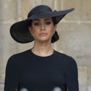 Meghan Markle - Procession du cercueil de la reine Elizabeth II d'Angleterre de Wesminster Hall où il était exposé au public, jusqu'à l'Abbaye de Westminster. Le cercueil est installé sur l'affût du canon, puis tiré par 142 marins de la Royal Navy à l'aide de cordages, dans la plus pure tradition de la monarchie britannique. Cette tradition remonte aux funérailles d'Etat de la reine Victoria en février 1901. Londres, le 19 septembre 2022. 