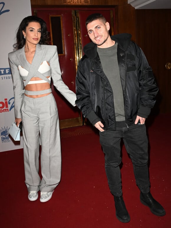 Vendredi dernier, Marco Verratti a fait une apparition en pleine forme au concert de Jay-Z, qui s'est déroulé dans le seizième arrondissement de la capitale à la fondation Louis Vuitton.
Marco Verratti et sa femme Jessica Aïdi - Première du film "Alibi.com" au cinéma Le Grand Rex à Paris. © Coadic Guirec/Bestimage 