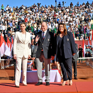 "Il est fatigué !" a expliqué un commentateur de la chaîne Eurosport.
Charlene de Monaco, le prince Albert II, Melanie de Massy (présidente du Monte Carlo Country Club) - La famille princière de Monaco assiste à la finale homme du tournoi Rolex Monte Carlo Masters 2023 à Roquebrune-Cap-Martin. Le 16 avril 2023. © Bruno Bebert/Bestimage