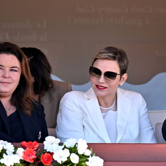 Il a tenu à remercier Mélanie-Antoinette de Massy, la présidente de la fédération monégasque de tennis.
Melanie de Massy, la princesse Charlene et le prince Albert II de Monaco - La famille princière de Monaco assiste à la finale homme du tournoi Rolex Monte Carlo Masters 2023 à Roquebrune-Cap-Martin. Le 16 avril 2023. © Bruno Bebert/Bestimage