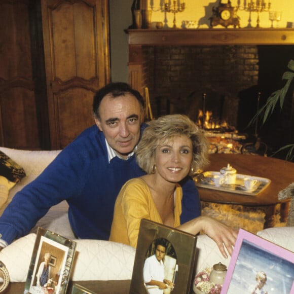 Située en Normandie dans l'Eure
Archives - En France, en Normandie, Evelyne Dhéliat chez elle dans sa maison de l'Eure, avec son mari Philippe en octobre 1990.