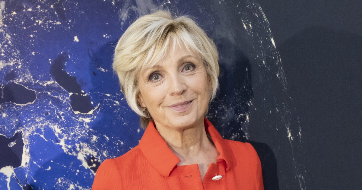 Evelyne Dhéliat et son mari Philippe dans leur belle maison normande