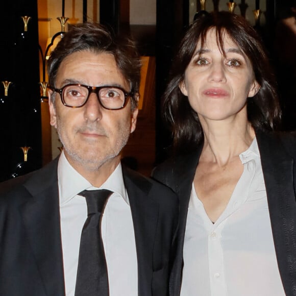 Il a du mal à la voir avec des partenaires à l'écran
Yvan Attal et sa compagne Charlotte Gainsbourg - Arrivées à la 10ème édition du "Global Gift Gala 2022" au Four Seasons Hotel George V à Paris le 19 novembre 2022. © Christophe Clovis / Bestimage 