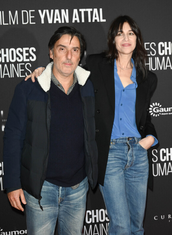 Du coup il a décidé de ne plus regarder ses films 
Yvan Attal et sa compagne Charlotte Gainsbourg - Avant-première du film "Les Choses Humaines" au cinéma UGC Normandie à Paris le 23 novembre 2021. © Coadic Guirec/Bestimage 