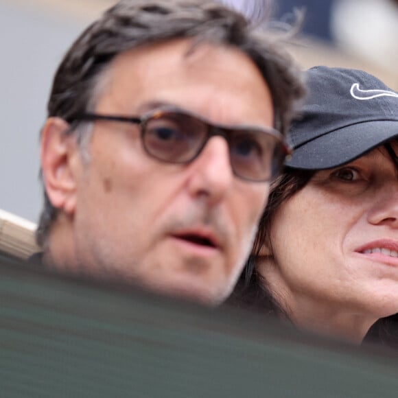 Il a trois enfants avec Charlotte
Charlotte Gainsbourg, son compagnon Yvan Attal dans les tribunes lors des Internationaux de France de Tennis de Roland Garros 2022. Paris, le 5 juin 2022. © Dominique Jacovides/Bestimage 