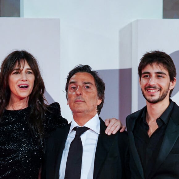 Alice, Ben et Jo
Charlotte Gainsbourg avec son mari Yvan Attal et son fils Ben Attal à la première de "Les Choses Humaines" au 78ème Festival International du Film de Venise (Mostra), le 9 septembre 2021. 