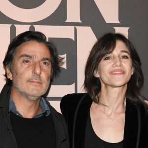 Yvan Attal et sa compagne Charlotte Gainsbourg - Avant-première du film "Mon chien stupide" au cinéma UGC Normandie à Paris, le 22 octobre 2019. © Coadic Guirec/Bestimage 