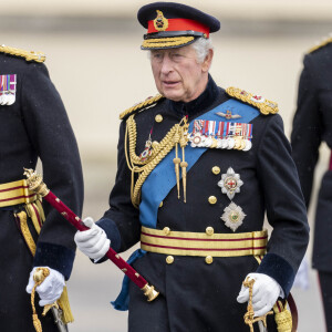 Une décision remarquée. Le 6 mai prochain, Charles III va être couronné devant plus de 2.000 invités.  
Le roi Charles III d'Angleterre assiste à la 200ème édition de la Sovereign's Parade (Parade du souverain) à l'académie militaire royale Sandhurst à Camberley, 