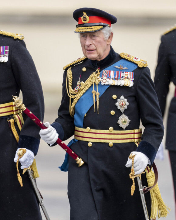 Une décision remarquée. Le 6 mai prochain, Charles III va être couronné devant plus de 2.000 invités.  
Le roi Charles III d'Angleterre assiste à la 200ème édition de la Sovereign's Parade (Parade du souverain) à l'académie militaire royale Sandhurst à Camberley, 