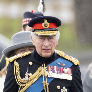 Si le prince Harry a confirmé sa présence, sans son épouse, Meghan Markle, il semblerait que Buckingham Palace ait pris la décision de ne pas inviter... certains de ses amis et de sa famille. 
Le roi Charles III d'Angleterre assiste à la 200ème édition de la Sovereign's Parade (Parade du souverain) à l'académie militaire royale Sandhurst à Camberley, le 14 avril 2023. 