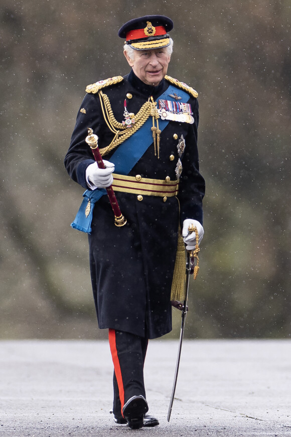 Selon une source citée par nos confrères, "le roi envoyait son grand amour et ses excuses à Lady Pamela, qu'il avait peut-être offensée tout comme d'autres membres de sa famille et de ses amis". 
Le roi Charles III d'Angleterre assiste à la 200ème édition de la Sovereign's Parade (Parade du souverain) à l'académie militaire royale Sandhurst à Camberley, le 14 avril 2023. 