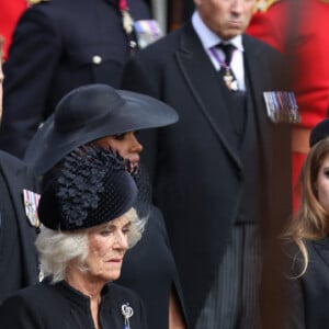 Le roi Charles III d'Angleterre, la reine consort Camilla Parker Bowles, le prince Harry, duc de Sussex, Meghan Markle, duchesse de Sussex, la princesse Beatrice d'York, le prince Andrew, duc d'York - Procession du cercueil de la reine Elizabeth II d'Angleterre de l'Abbaye de Westminster à Wellington Arch à Hyde Park Corner 