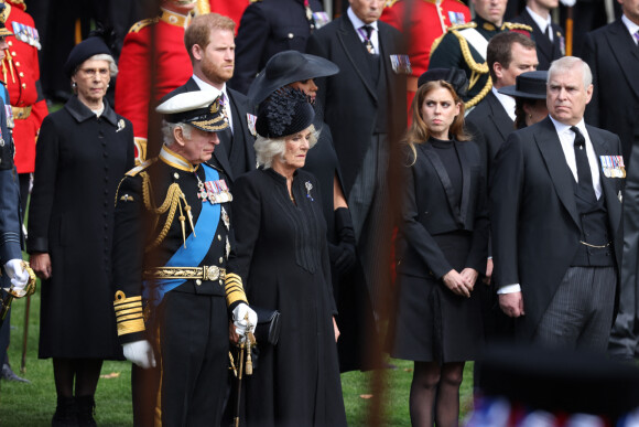 Le roi Charles III d'Angleterre, la reine consort Camilla Parker Bowles, le prince Harry, duc de Sussex, Meghan Markle, duchesse de Sussex, la princesse Beatrice d'York, le prince Andrew, duc d'York - Procession du cercueil de la reine Elizabeth II d'Angleterre de l'Abbaye de Westminster à Wellington Arch à Hyde Park Corner 