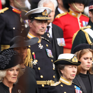 Le roi Charles III d'Angleterre, la reine consort Camilla Parker Bowles, le prince Harry, duc de Sussex, Sir Timothy Laurence, la princesse Anne, la princesse Beatrice d'York, le prince Andrew, duc d'York - Procession du cercueil de la reine Elizabeth II d'Angleterre de l'Abbaye de Westminster à Wellington Arch à Hyde Park Corner 