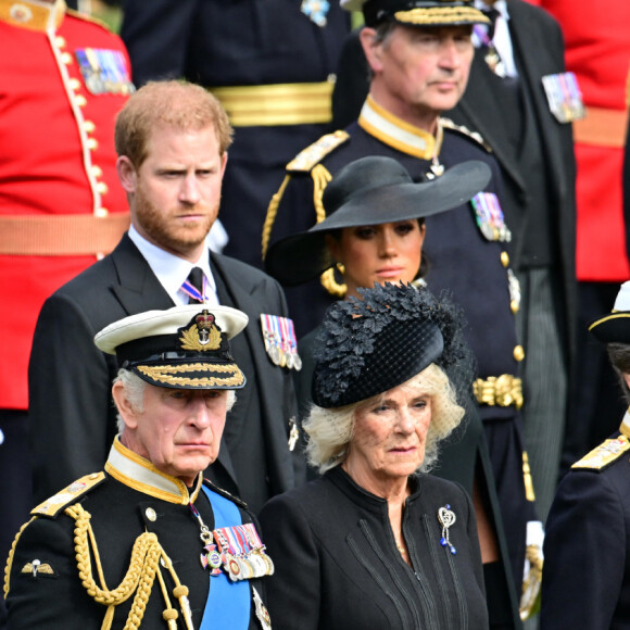 Le prince de Galles William, le roi Charles III d'Angleterre, la reine consort Camilla Parker Bowles, le prince Harry, duc de Sussex, Meghan Markle, duchesse de Sussex, la princesse Anne, la princesse Beatrice d'York - Procession du cercueil de la reine Elizabeth II d'Angleterre de l'Abbaye de Westminster à Wellington Arch à Hyde Park Corner 