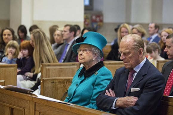La reine Elisabeth II d'Angleterre et le prince Philip, duc d'Edimbourg assistent à une messe pour thanksgiving à l'église St Columba à Londres, le 3 décembre 2015 pour célébrer le 60ème anniversaire de la nouvelle inauguration du bâtiment. 