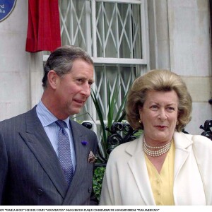 En effet, selon le Mirror, Lady Pamela Hicks qui était l'une des deux demoiselles d'honneur lors du mariage de la reine Elizabeth II et du prince Philip, ne sera pas invitée au couronnement. Pourtant, elle fait partie du cercle fermé des proches du roi Charles III. 
Prince Charles et la Comtesse Mountabatten de Burma Lady Pamela Hicks à l'inauguration de la plaque commémorative à Knightsbridge